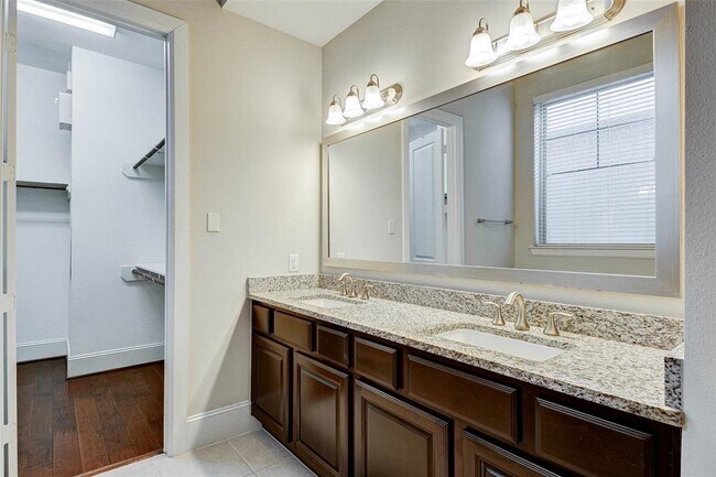 Building Photo - 720 N Shepherd Dr