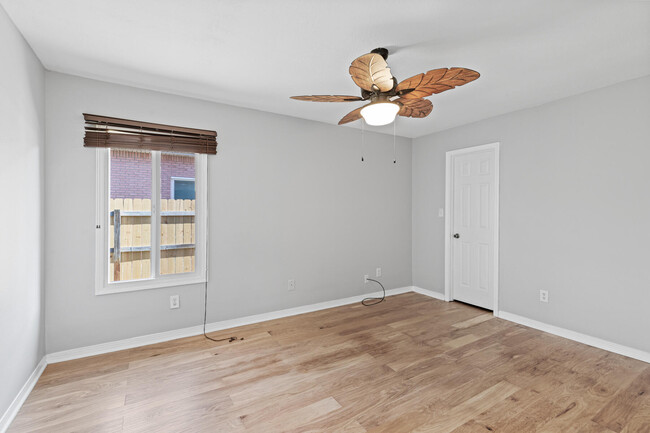 Building Photo - 3876 Paradise Bay Dr