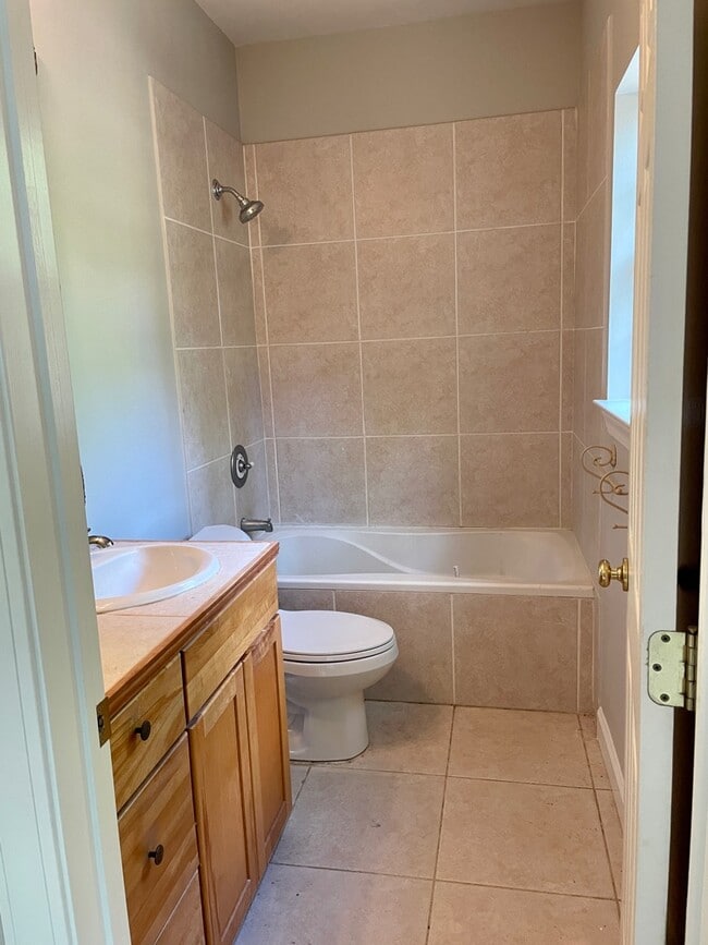 Building Photo - 104 Bermuda Dr