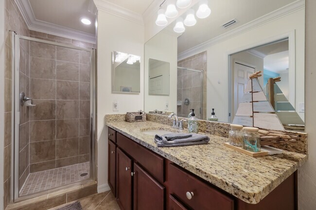Ensuite Shower - 17006 Vardon Ter