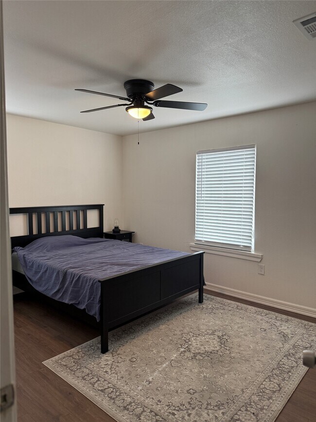 Building Photo - 5607 Collins Rd