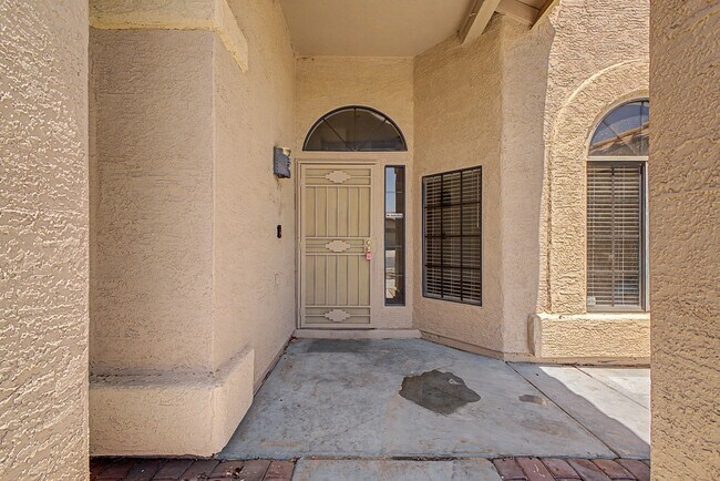Building Photo - 3103 N Meadow Ln