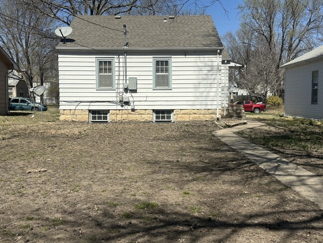 Building Photo - 225 W 1st St