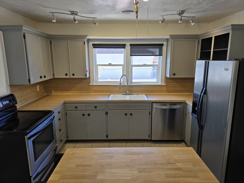 Kitchen - 549 E 500 S