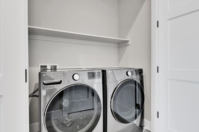 Building Photo - $2,895.00 - 2 Bed, 2.5 Bath Townhome in Prime Denver Location!