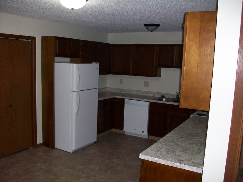 Building Photo - 2208 E Divide Ave