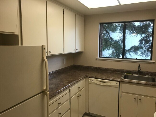 Building Photo - Available NOW! 2 Bedroom Condominium with ...