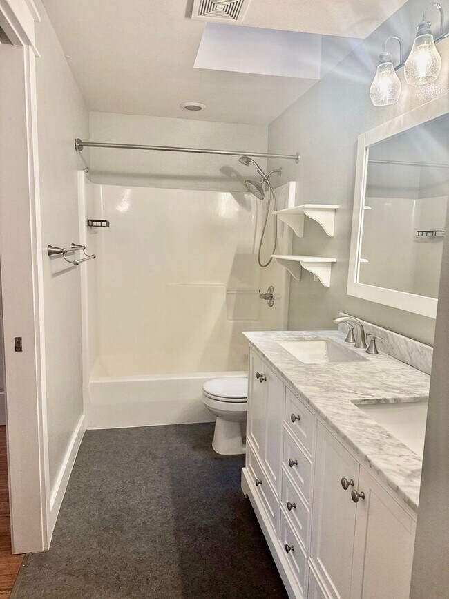 Building Photo - Spacious 2-Bed Townhouse in Seattle’s Greenwood / Phinney Area