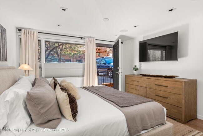 Building Photo - 731 S Mill St