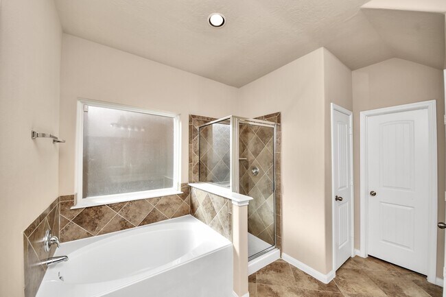 Building Photo - 3115 Lake Dr