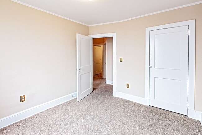 Building Photo - 3 bedroom, 1 bath charming townhome in Wilmington