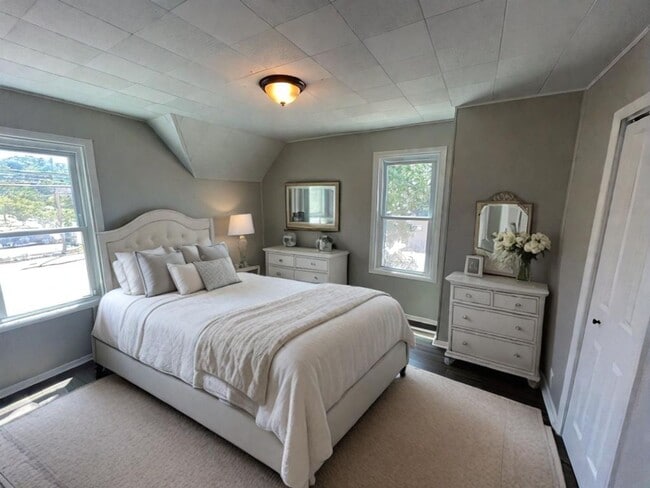 Building Photo - 4 bedroom home ready now!