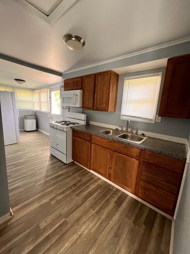 Building Photo - Welcome to this charming 2 bedroom, 1 bath...
