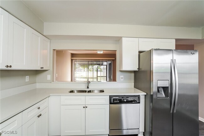 Building Photo - 220 SE 27th Terrace