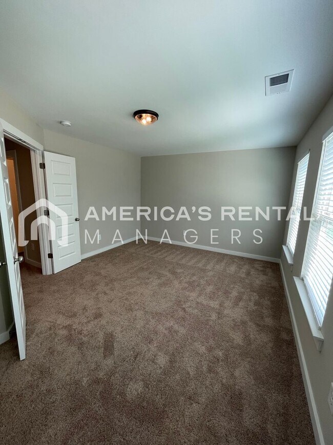 Building Photo - Home for Rent in Weaver, AL!!! Available to View Now! PRICE REDUCTION!! Sign a 13-month lease by ...