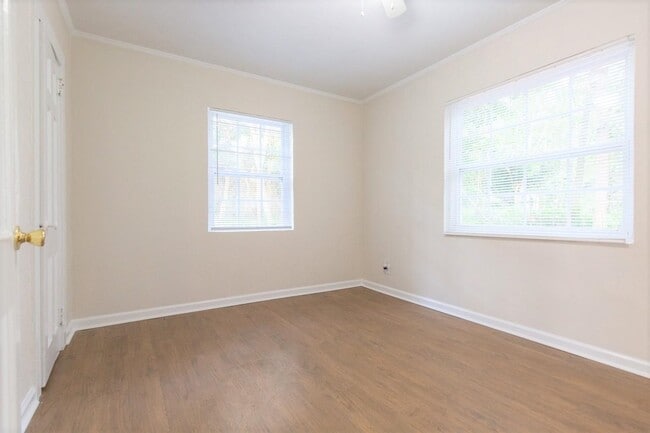Building Photo - 211 Columbia Dr