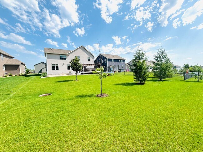 Building Photo - Stunning 5bed/3 1/2 bath Home in Shakopee!