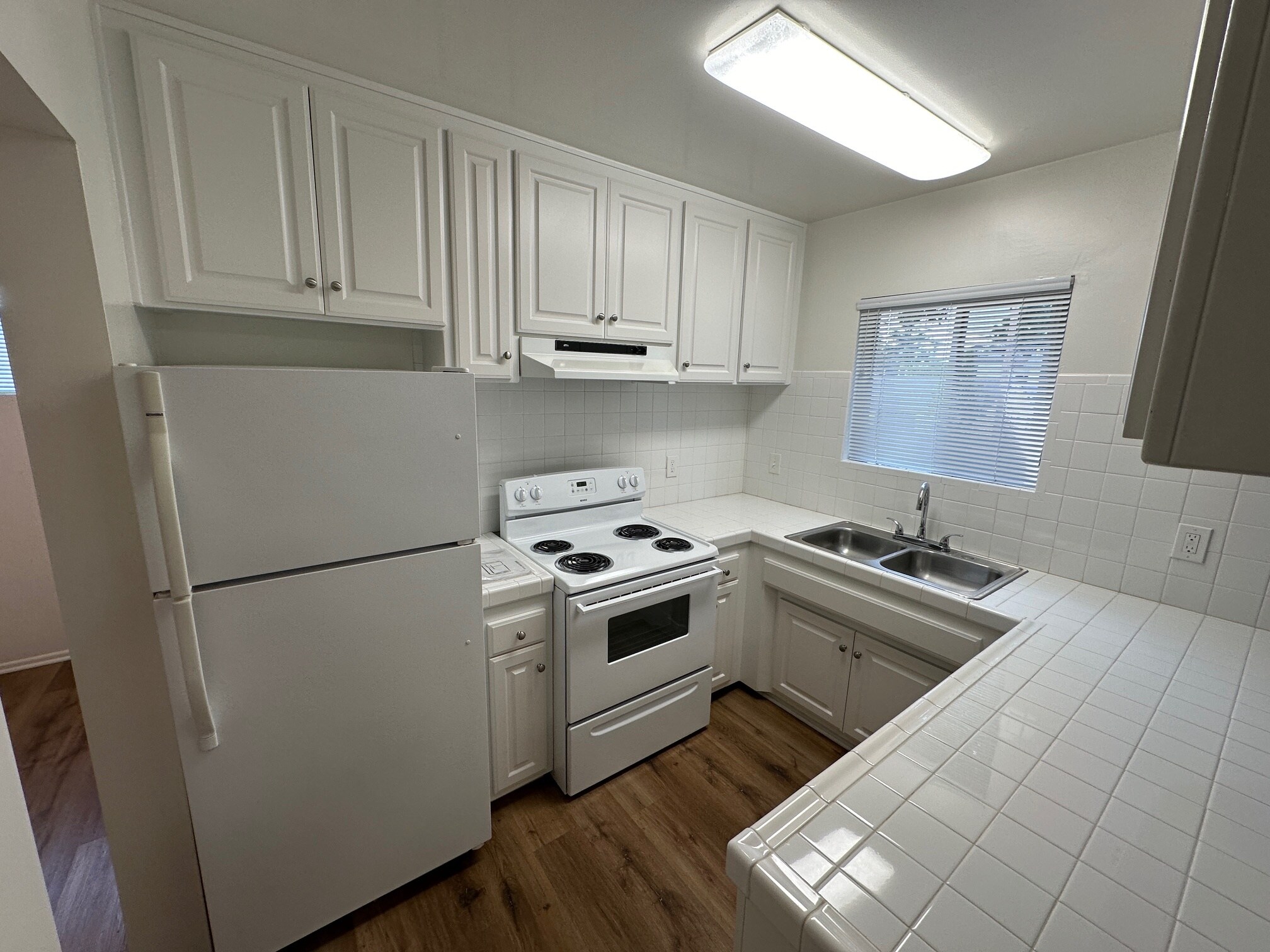 Building Photo - 1540 N Catalina St