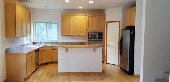 Building Photo - Spacious Two-Story in Port Orchard