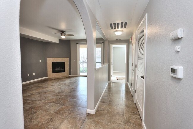 Building Photo - Beautiful Condo in Gated Community for Rent!