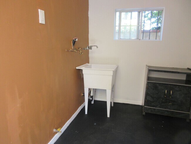 Building Photo - Adorable San Fernando home on O'Melveny