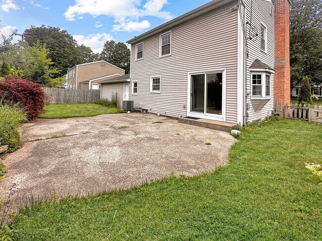 Building Photo - 2236 Elmwood Dr SE