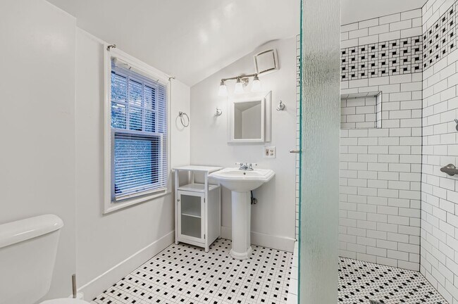 Building Photo - 3437 NE 31st Ave