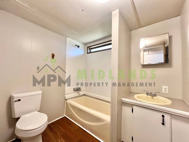 Building Photo - 2413 S Lake Dr
