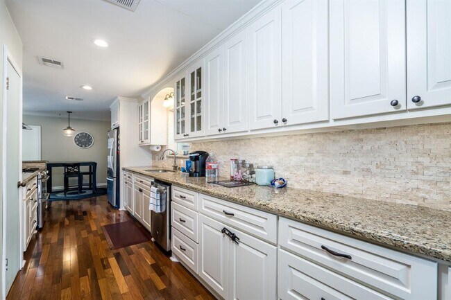 Building Photo - 9127 Highcrest Dr