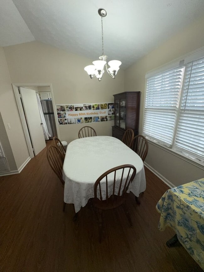 Building Photo - r1423a