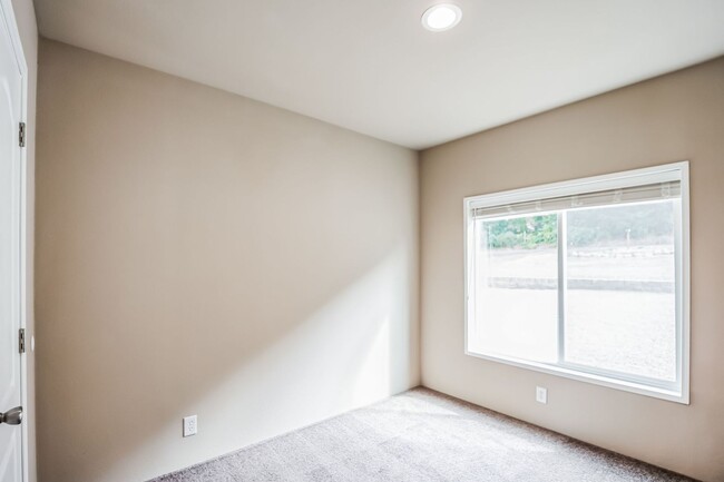 Building Photo - 1/2 off first month's rent and free Samsun...