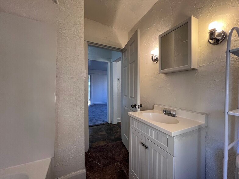 Building Photo - 1205 Sarah St