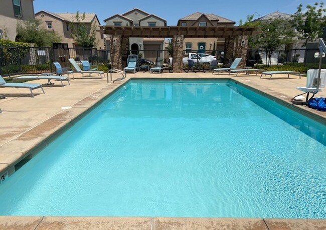 Building Photo - $2,250 DeWolf & Barstow, 3 Bedroom - Joy Dr, Clovis / Community Pool