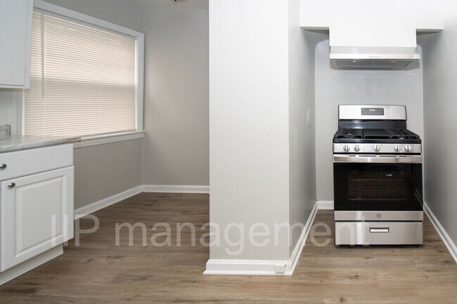 Building Photo - University Heights 4bed gorgeous 2nd Floor...