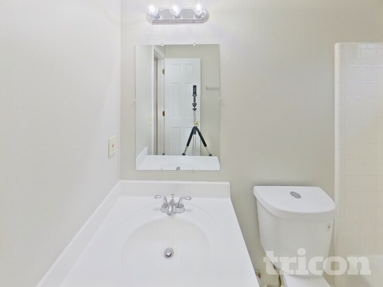 Building Photo - 215 Comstock Ct