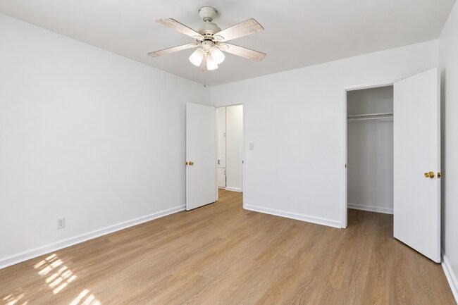Building Photo - 12805 Vanowen St