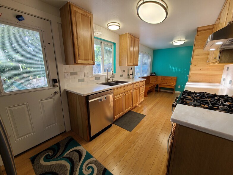 Kitchen - 1353 Scenic View Ln