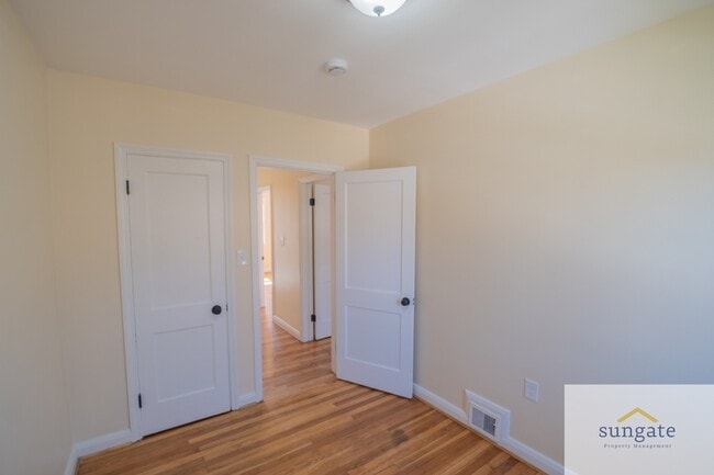 Building Photo - 1444 Meridene Dr