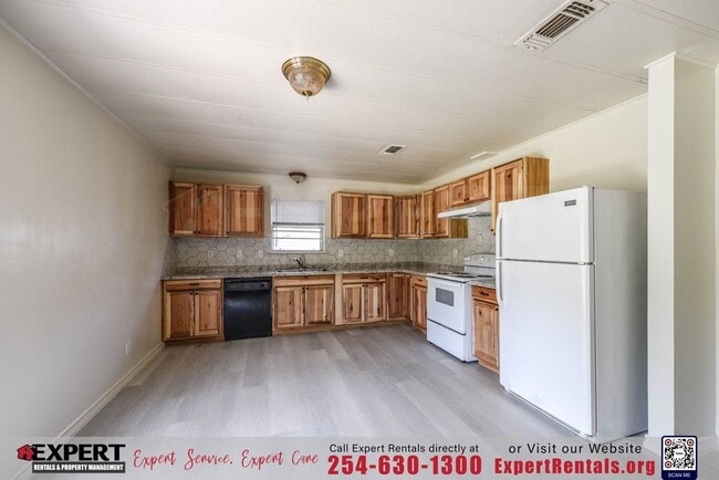 Building Photo - A cozy 3-bedroom, 2-bathroom home nestled on a corner lot