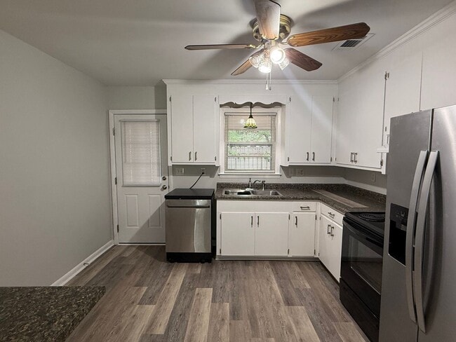 Building Photo - 2BR Duplex with Washer/Dryer + Fresh Updates + Lawn care included