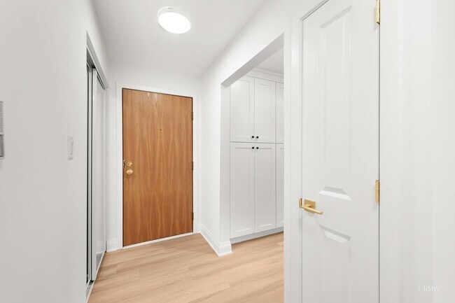 Building Photo - 224 S Rush St