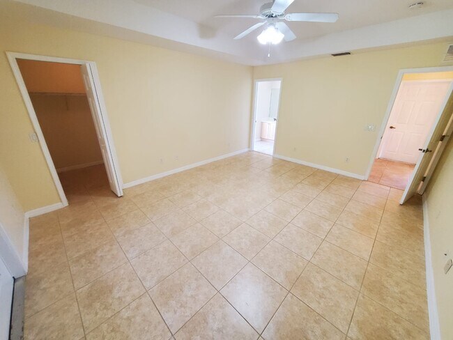 Building Photo - 1049 SW Ingrassina Ave