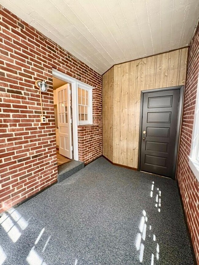 Building Photo - 4534 Avondale St