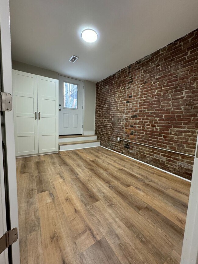 Building Photo - June 1st-ish Renovated 3 Bed/2 Bath A+ Location Worthington St