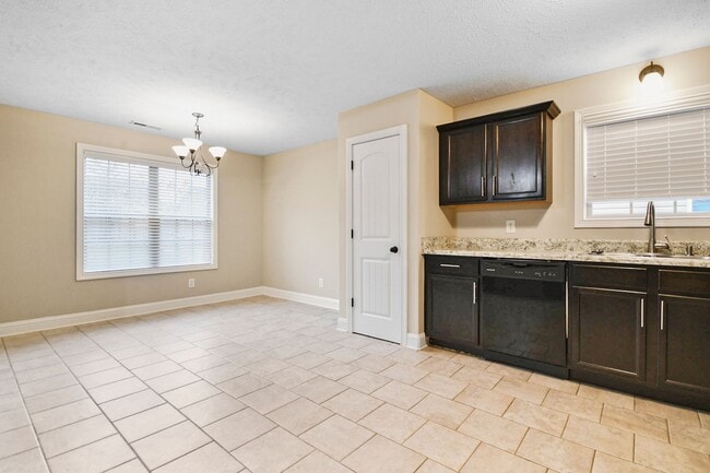 Building Photo - Pet Friendly Three Bedroom!