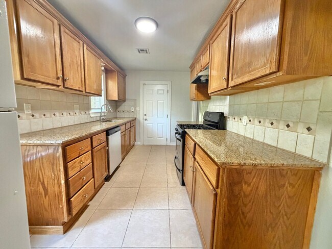 Building Photo - 4 Bedroom home!