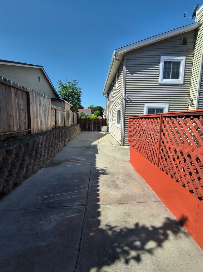 Building Photo - Beautiful and Spacious Two Story 4 Bed/3 Bath Home For Rent In Hercules!!!