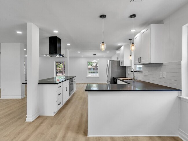 Building Photo - 16007 Diana Ln