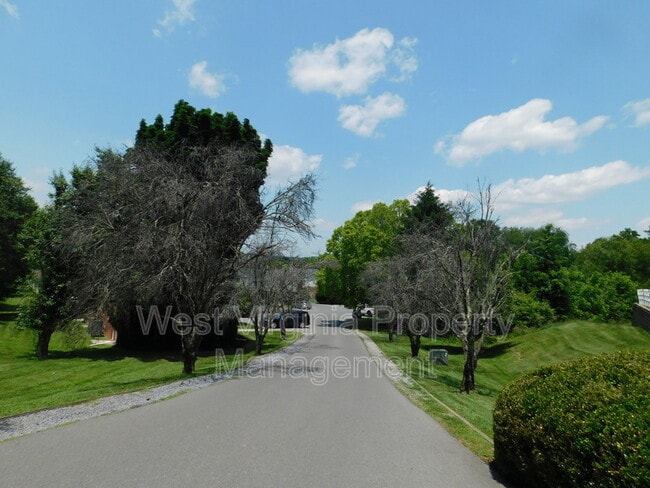 Building Photo - 127 Cardinal Wy