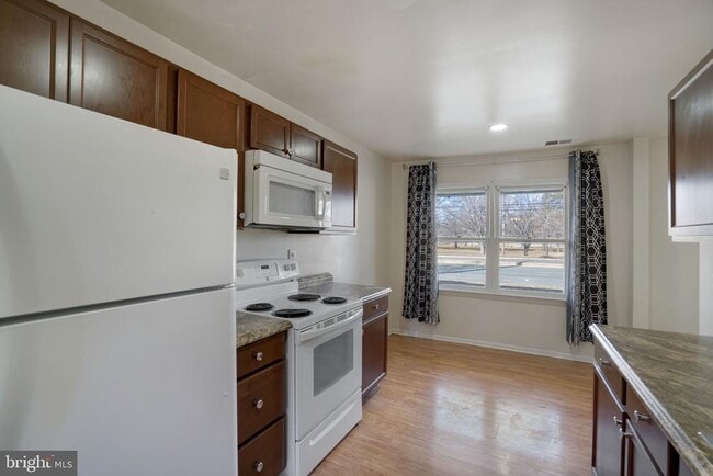 Building Photo - 9 Park Square Dr